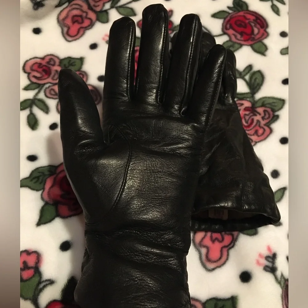 Black ISOTONER Leather gloves.